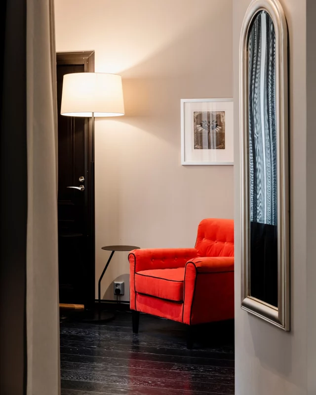 Not your average Standard ✨
Our Standard Rooms are all about stylish comfort — approx. 25m² of fun design, luxurious Unikulma™ beds, and space to unwind after a day out in the city.

Want the full Helsinki experience? Ask for a room with a French balcony facing our signature courtyard – uniquely shaped and full of charm.

#HotelF6 #helsinkivibes #unwind #nordichotelsandresorts #boutiquehotel #fly