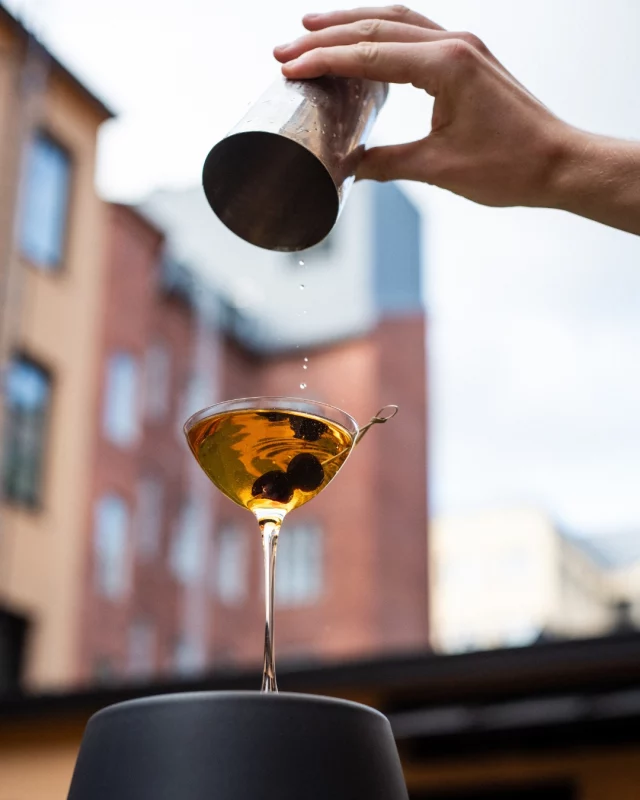 Friday calls for a well-earned drink! 🍸✨ Wind down at Bar Runar, where expertly crafted cocktails and a cozy vibe set the perfect mood. The newly launched cocktail menu is simply scrumptious—which one will be your new favorite? Stop by, sip, and find out!
 
#barrunar #fridayvibes #afterwork #helsinkicocktailbar #hotelf6 #runarhelsinki