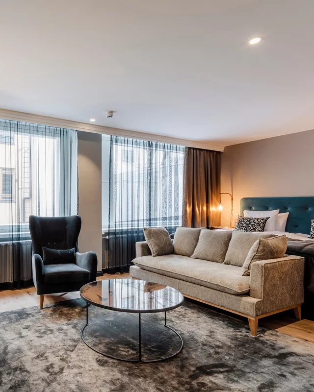 Step into true comfort ✨ Our Deluxe Rooms offer a blend of elegance and space, with warm tones, thoughtful details, and your own espresso machine for that perfect morning coffee. Three of them even come with a bath for extra indulgence. At approx. 33m², there’s room to relax—especially on that comfy sofa.

#hotelf6 #boutiquehotel #staycation #familyowned #helsinkihotels #nordichotelsandresorts #strawberry